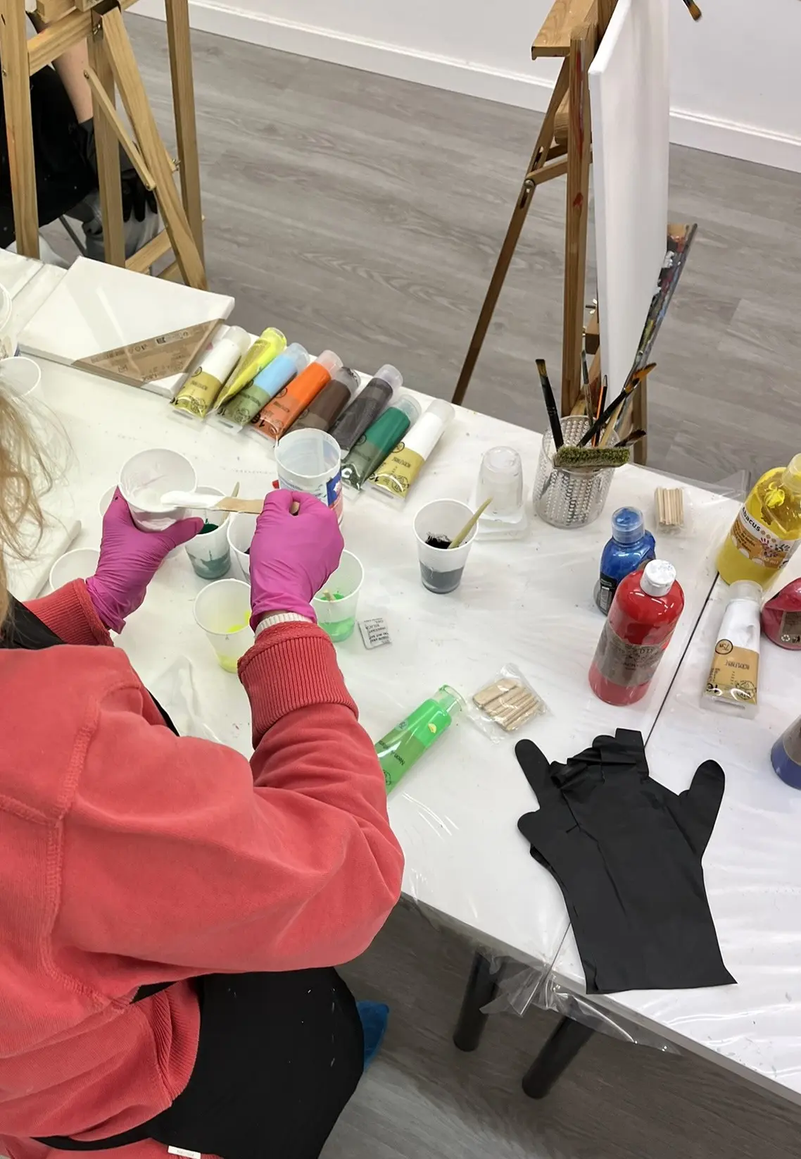 Participant working with paint during an art therapy class