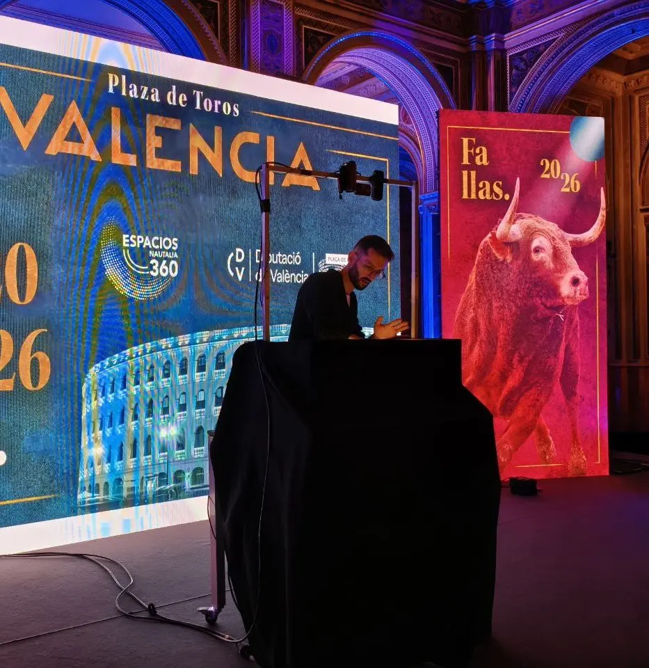 TK performing sand art at an event in Valencia